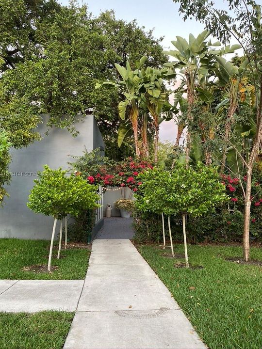 For Sale: $429,000 (2 beds, 2 baths, 990 Square Feet)