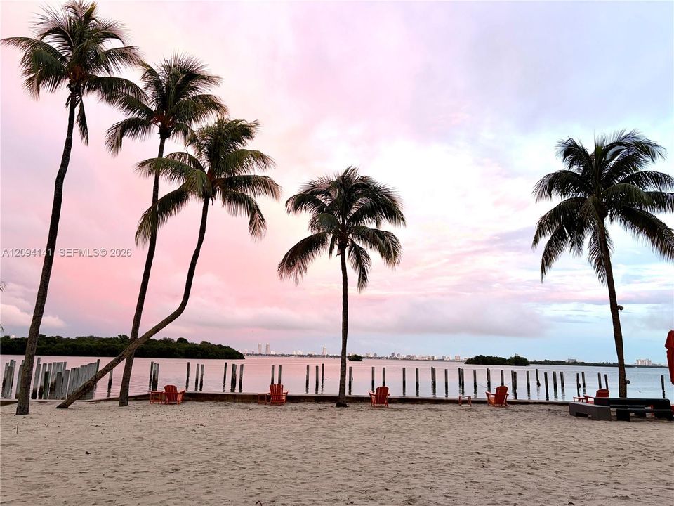 For Sale: $429,000 (2 beds, 2 baths, 990 Square Feet)