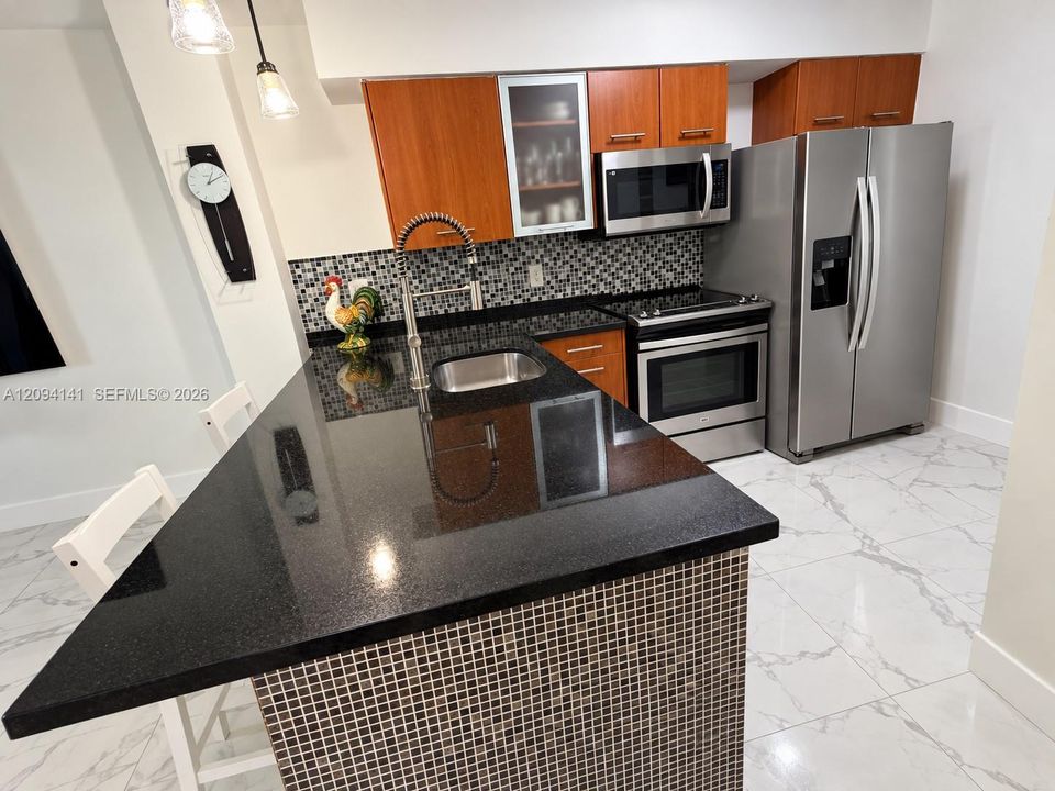 For Sale: $429,000 (2 beds, 2 baths, 990 Square Feet)
