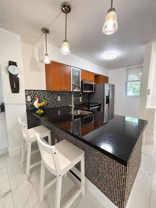 For Sale: $429,000 (2 beds, 2 baths, 990 Square Feet)