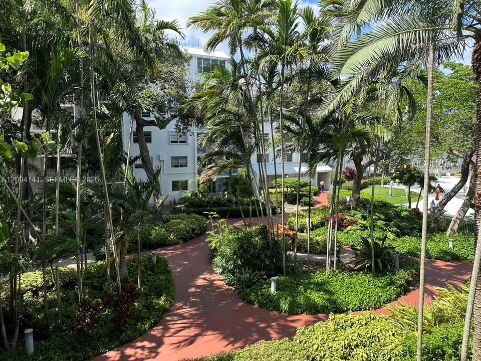 For Sale: $429,000 (2 beds, 2 baths, 990 Square Feet)
