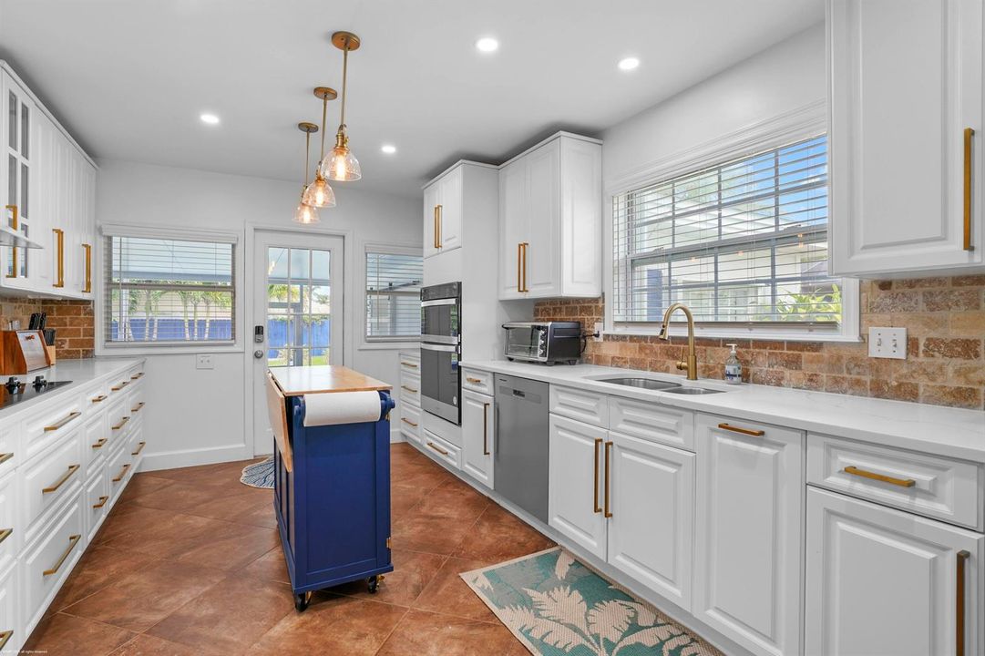 307 Granada St 020