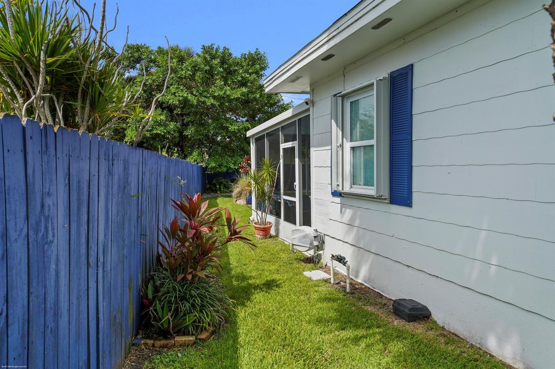 307 Granada St 058