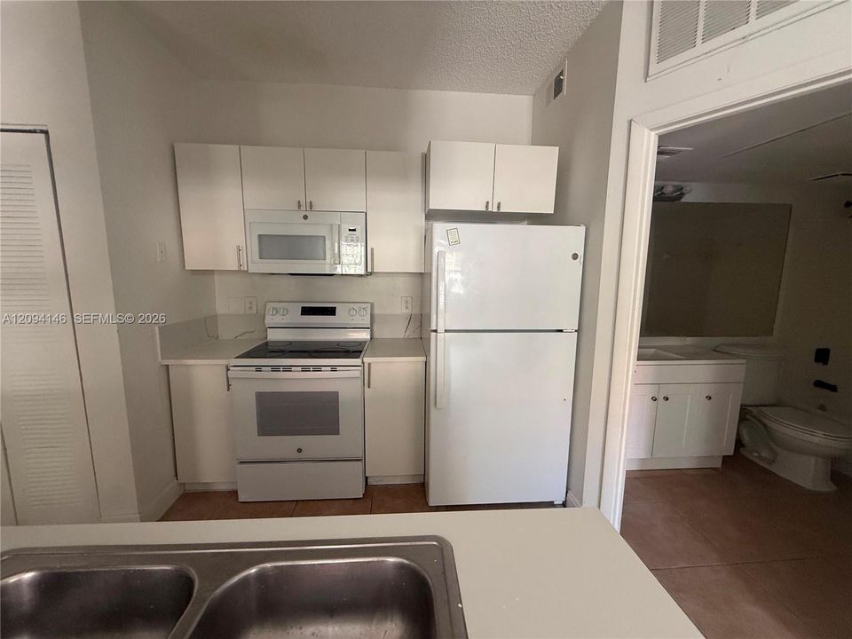 For Rent: $1,950 (1 beds, 1 baths, 715 Square Feet)