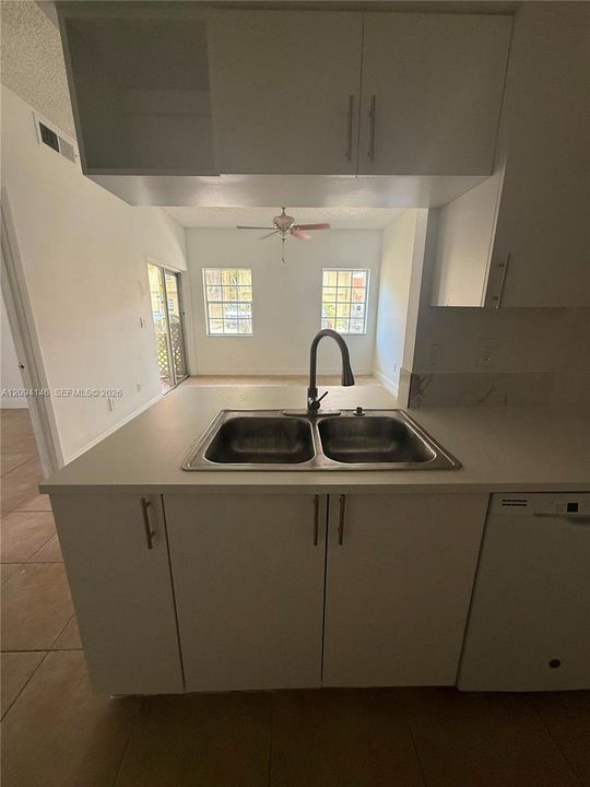 For Rent: $1,950 (1 beds, 1 baths, 715 Square Feet)