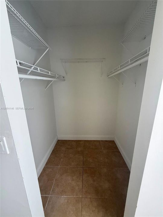 For Rent: $1,950 (1 beds, 1 baths, 715 Square Feet)