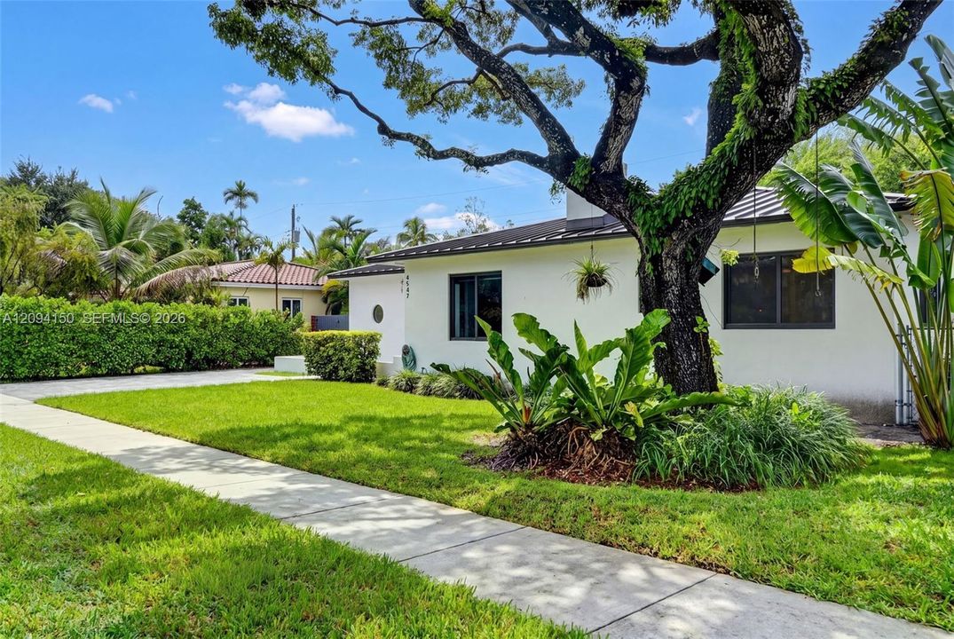 For Sale: $1,275,000 (3 beds, 2 baths, 1492 Square Feet)