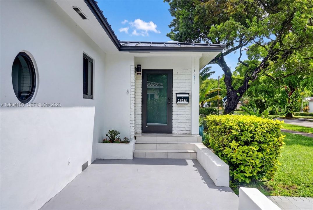 For Sale: $1,275,000 (3 beds, 2 baths, 1492 Square Feet)