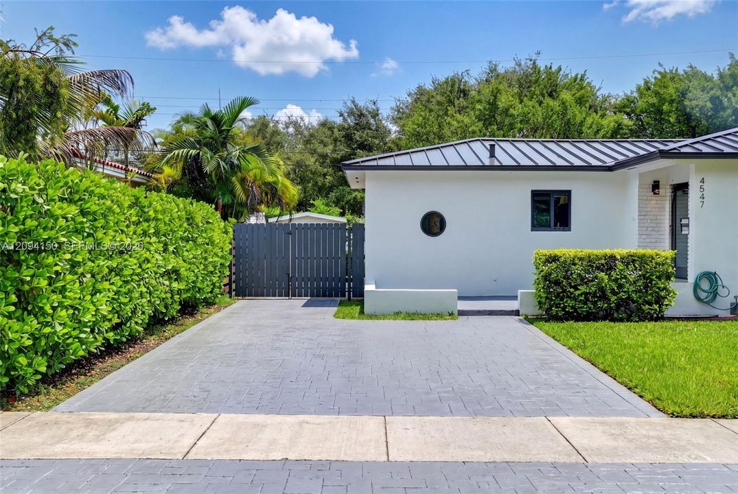 For Sale: $1,275,000 (3 beds, 2 baths, 1492 Square Feet)