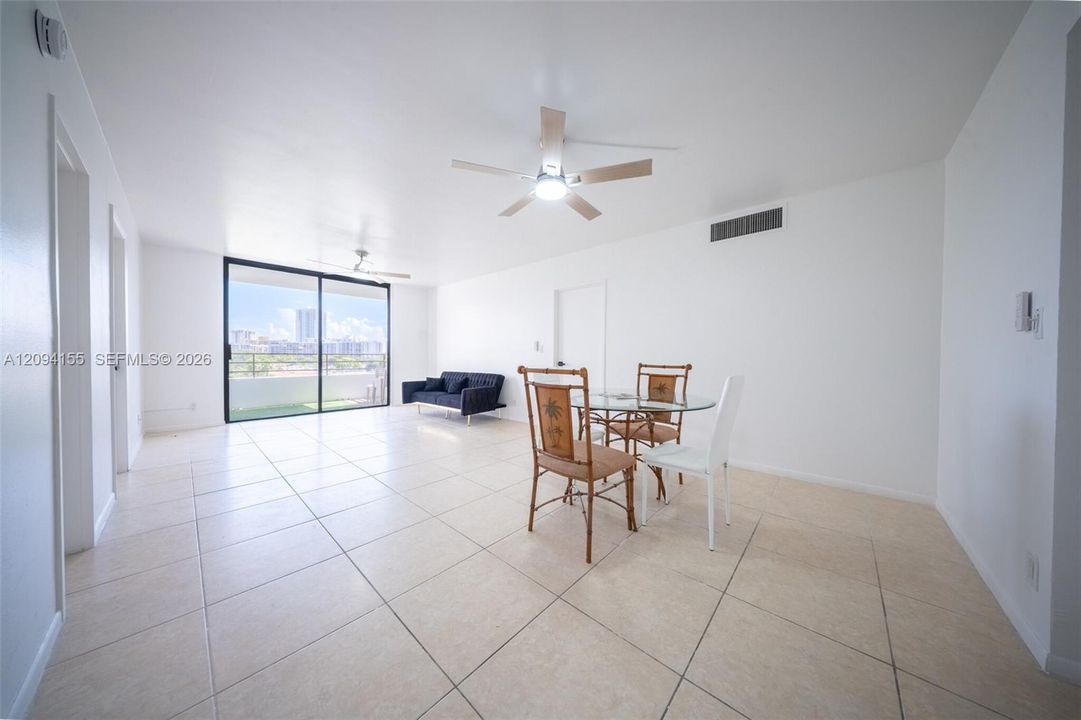 For Sale: $310,000 (2 beds, 2 baths, 1040 Square Feet)