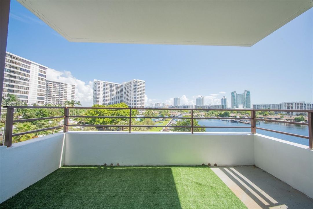 For Sale: $310,000 (2 beds, 2 baths, 1040 Square Feet)