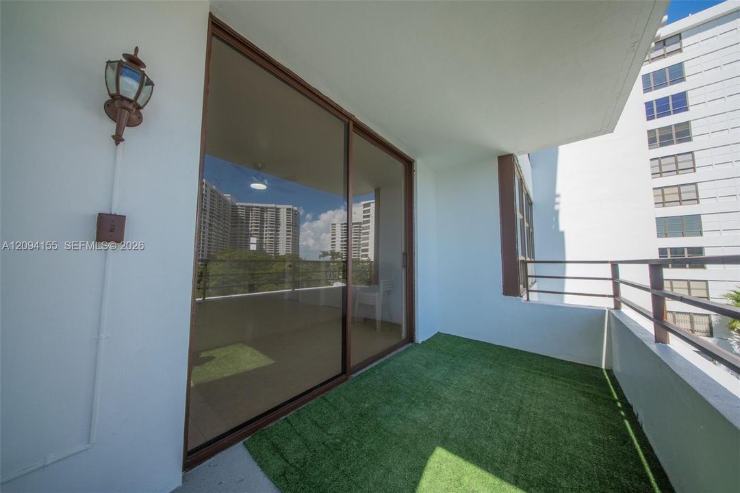 For Sale: $310,000 (2 beds, 2 baths, 1040 Square Feet)