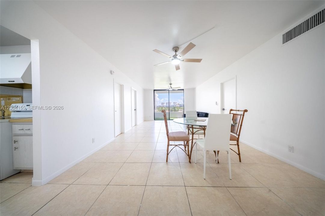 For Sale: $310,000 (2 beds, 2 baths, 1040 Square Feet)