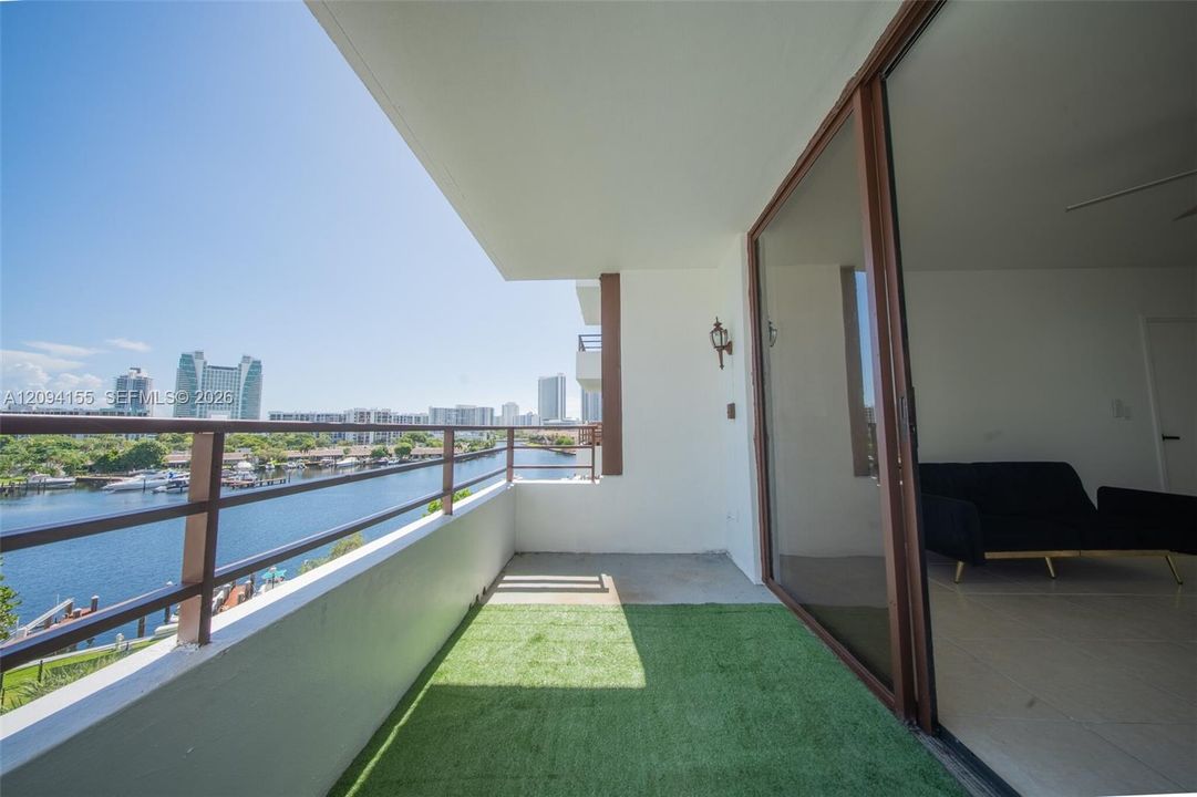 For Sale: $310,000 (2 beds, 2 baths, 1040 Square Feet)