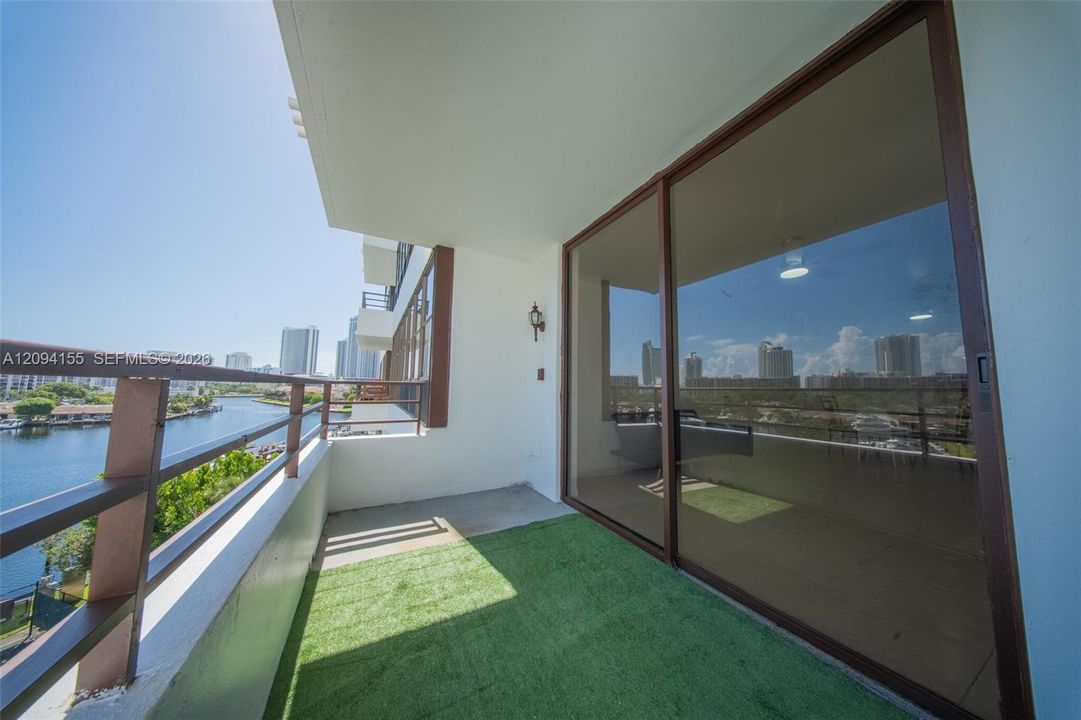 For Sale: $310,000 (2 beds, 2 baths, 1040 Square Feet)