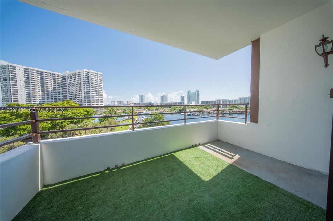 For Sale: $310,000 (2 beds, 2 baths, 1040 Square Feet)