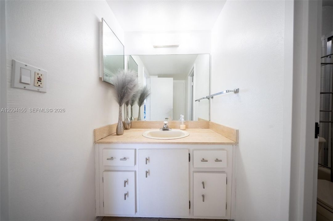 For Sale: $310,000 (2 beds, 2 baths, 1040 Square Feet)