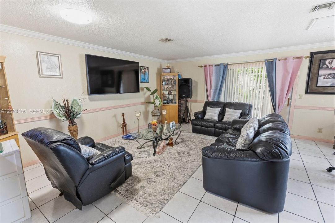 En Venta: $380,000 (3 camas, 2 baños, 1348 Pies cuadrados)