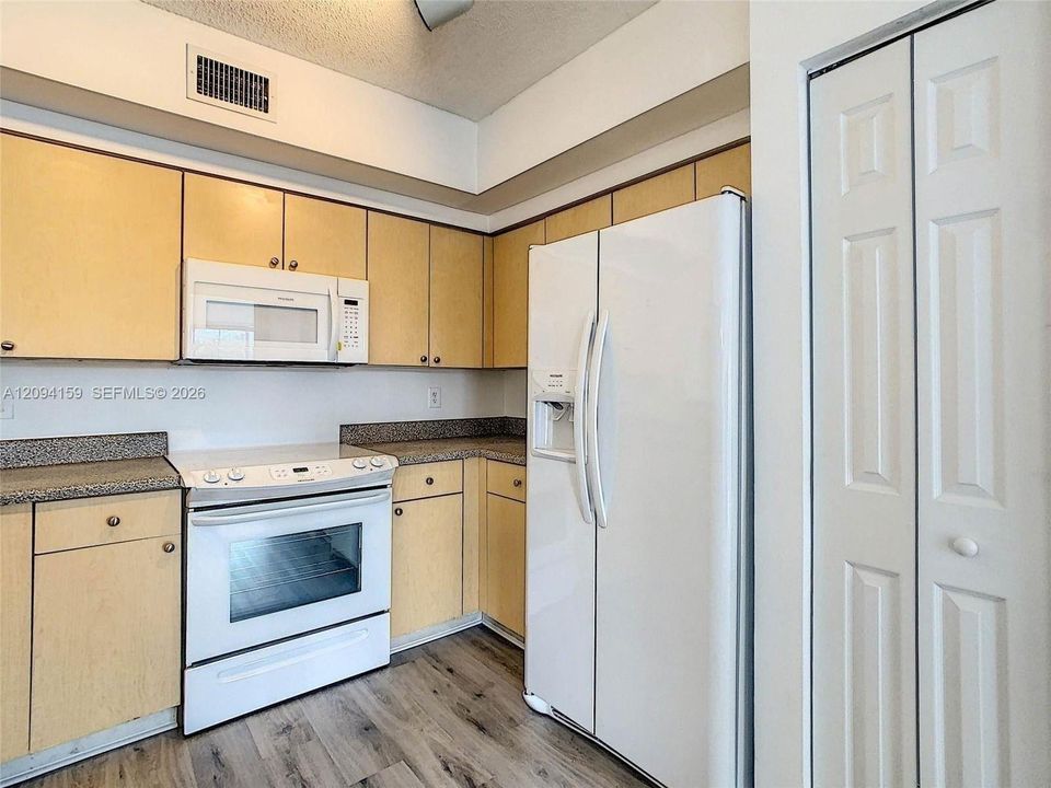 В аренду: $2,300 (2 спален, 2 ванн, 977 Квадратных фут)