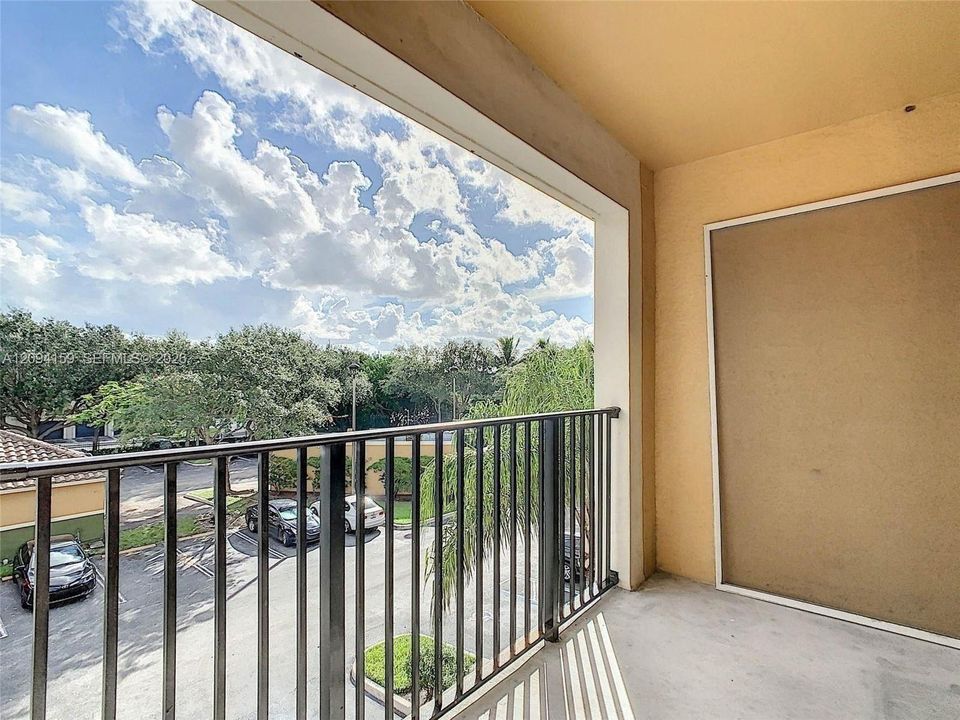 В аренду: $2,300 (2 спален, 2 ванн, 977 Квадратных фут)