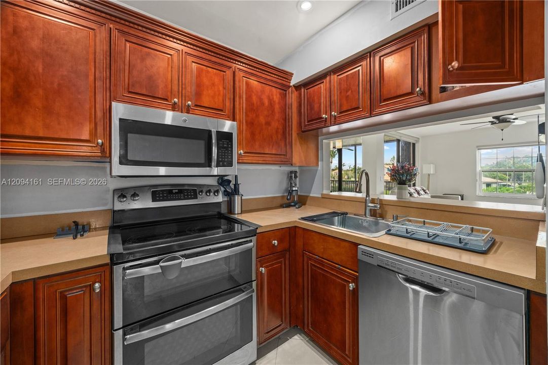 For Sale: $269,000 (2 beds, 2 baths, 985 Square Feet)
