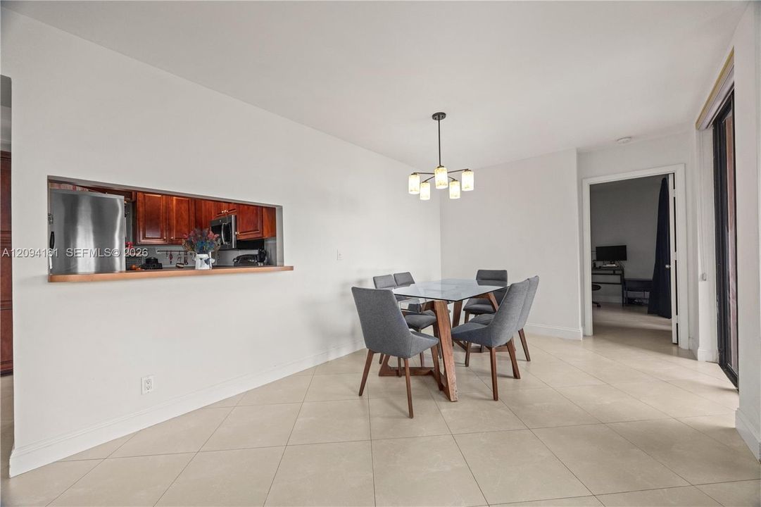 For Sale: $269,000 (2 beds, 2 baths, 985 Square Feet)