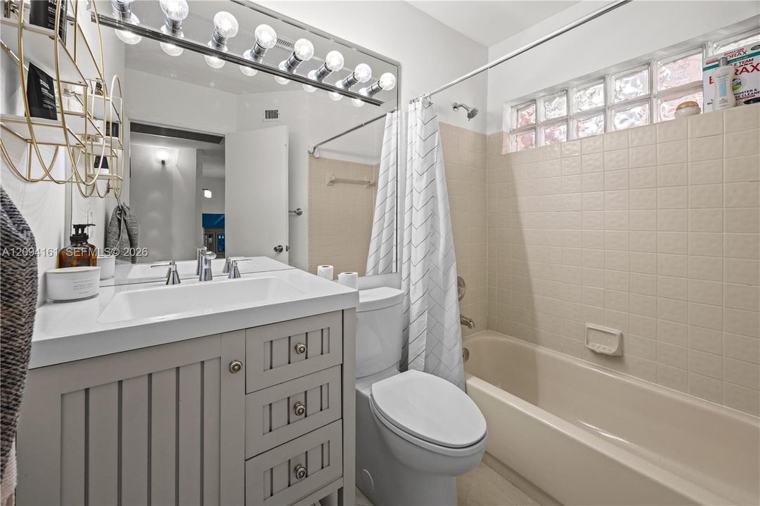 For Sale: $269,000 (2 beds, 2 baths, 985 Square Feet)