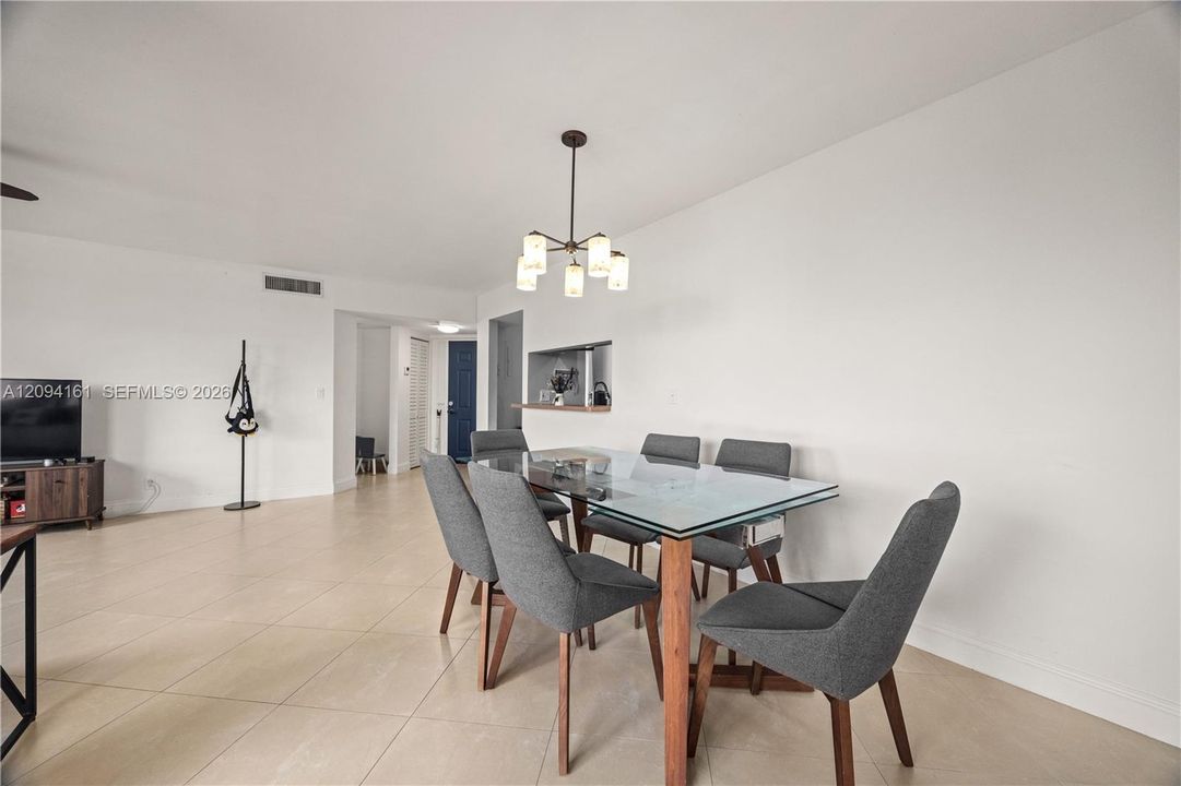 For Sale: $269,000 (2 beds, 2 baths, 985 Square Feet)