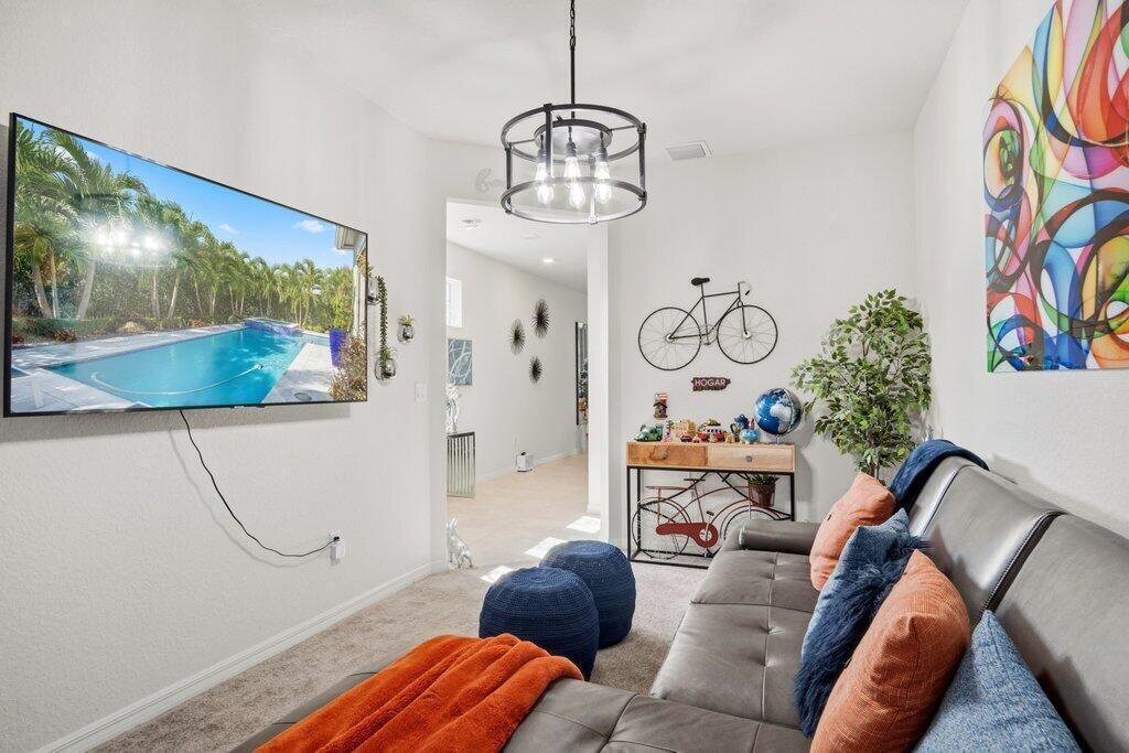 Office to Entry.jpg-SMALL