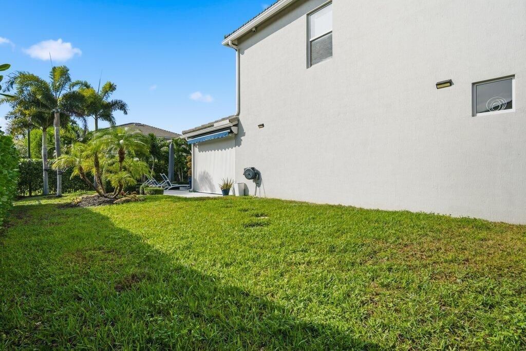 Side Yard.jpg-SMALL
