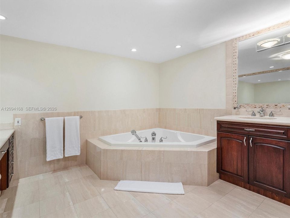 En Venta: $5,500,000 (3 camas, 3 baños, 3300 Pies cuadrados)