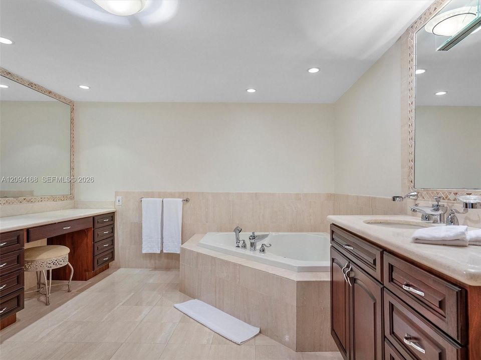 En Venta: $5,500,000 (3 camas, 3 baños, 3300 Pies cuadrados)