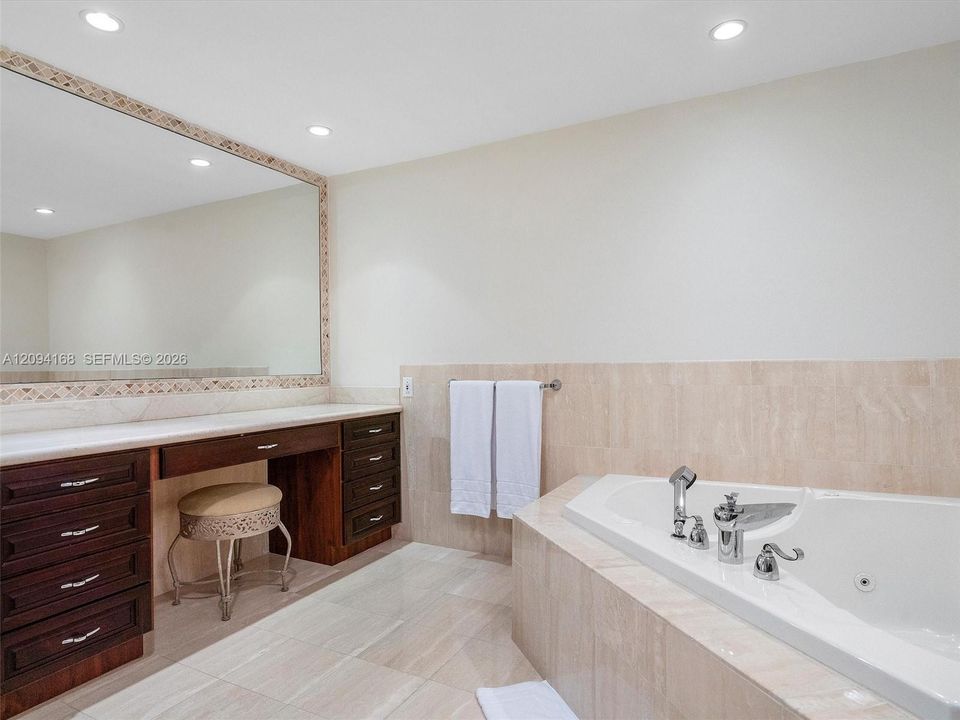 En Venta: $5,500,000 (3 camas, 3 baños, 3300 Pies cuadrados)