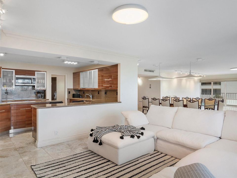 En Venta: $5,500,000 (3 camas, 3 baños, 3300 Pies cuadrados)