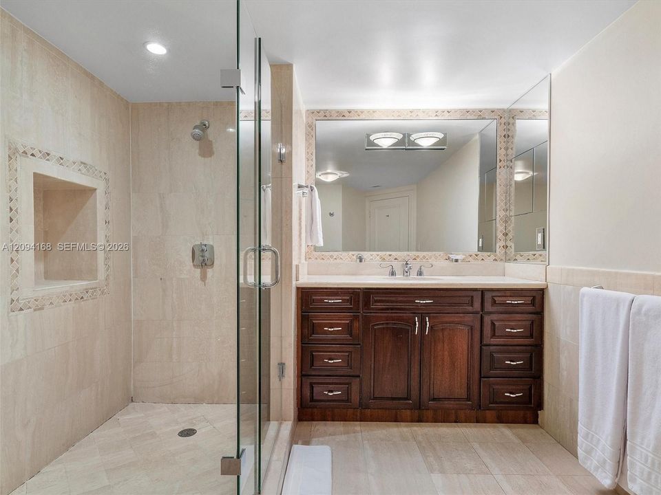 En Venta: $5,500,000 (3 camas, 3 baños, 3300 Pies cuadrados)