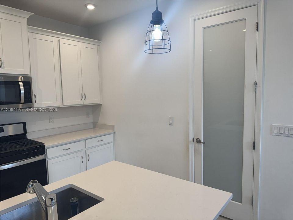 For Sale: $379,000 (2 beds, 2 baths, 1724 Square Feet)