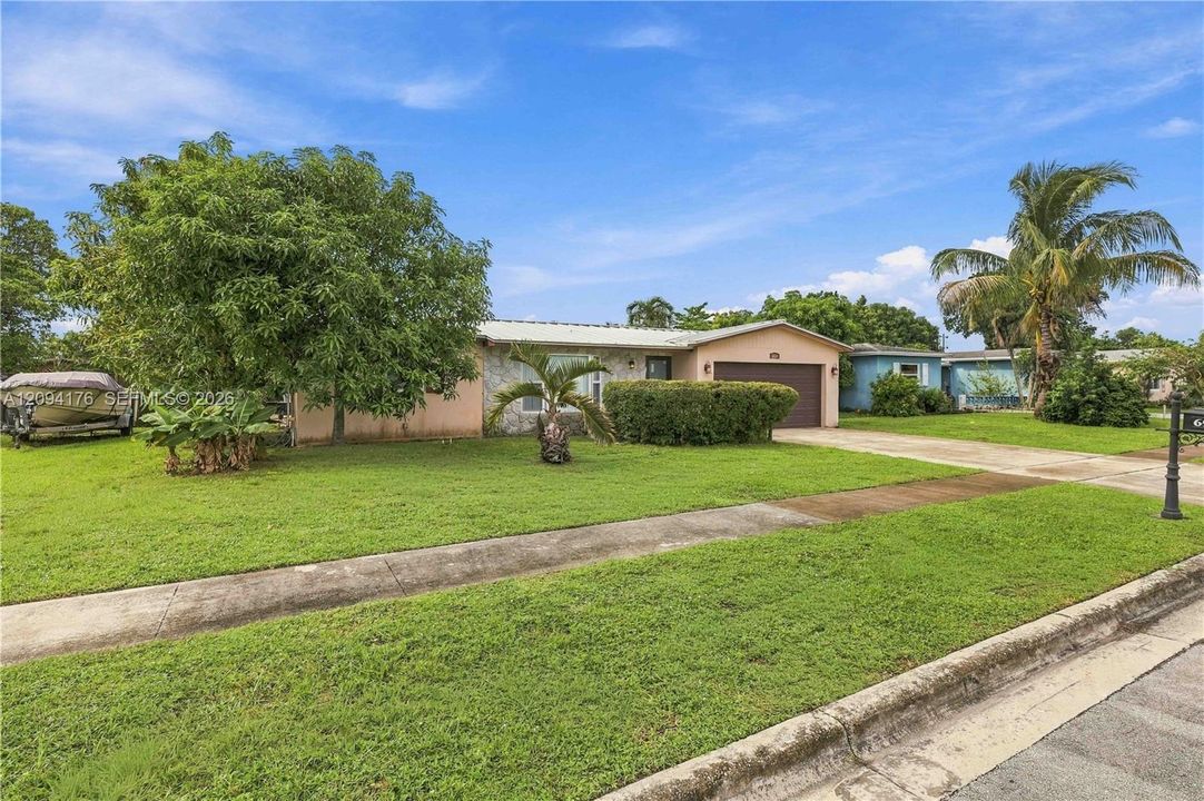 For Sale: $550,000 (4 beds, 2 baths, 1604 Square Feet)