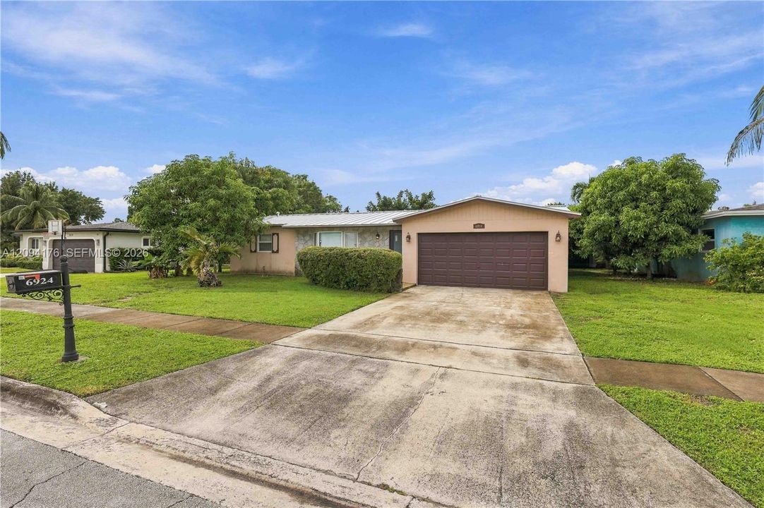 For Sale: $550,000 (4 beds, 2 baths, 1604 Square Feet)