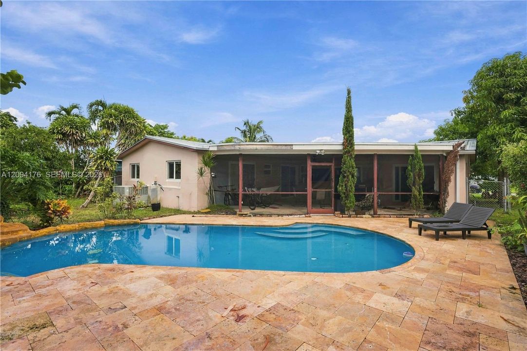 For Sale: $550,000 (4 beds, 2 baths, 1604 Square Feet)