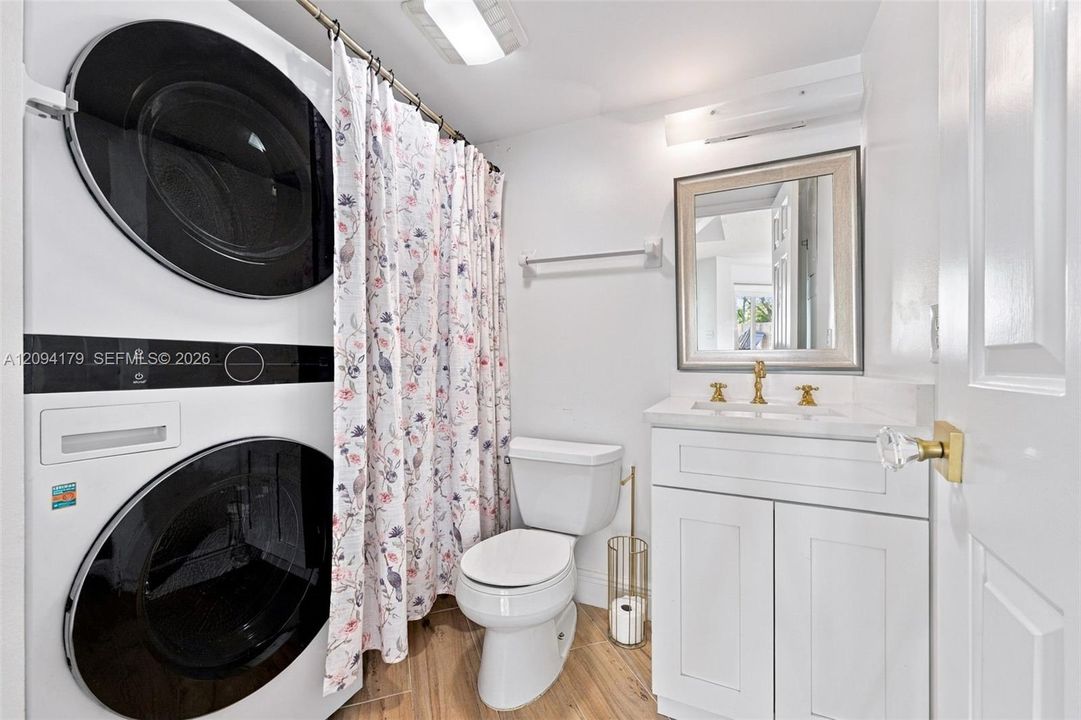 Updated Half Bath w New Washer & Dryer