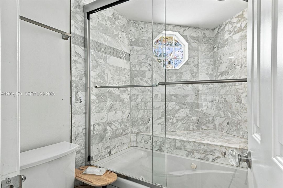 Master Bath w Spa Tub