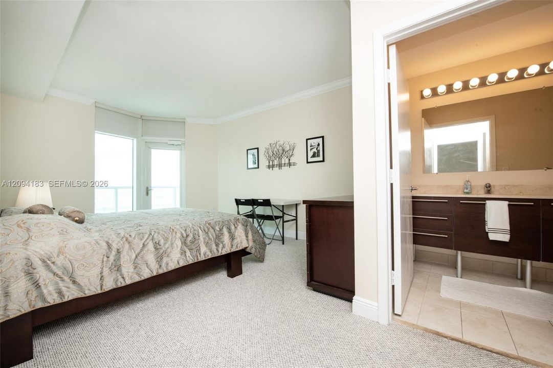 В аренду: $4,900 (2 спален, 2 ванн, 1239 Квадратных фут)
