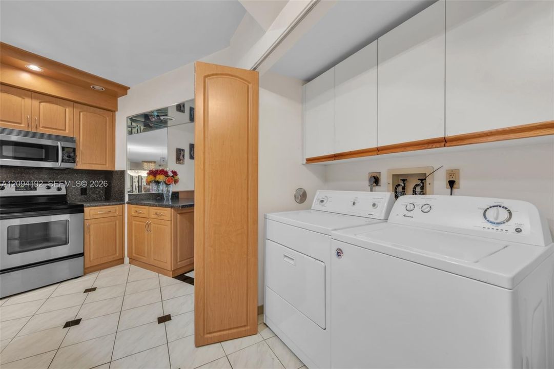 На продажу: $370,000 (2 спален, 2 ванн, 1400 Квадратных фут)