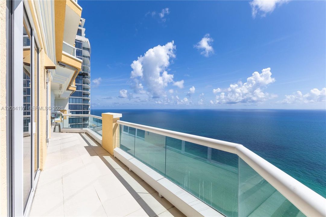 В аренду: $34,900 (5 спален, 5 ванн, 4415 Квадратных фут)