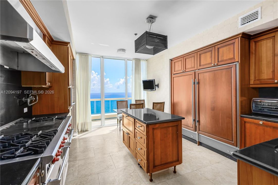 В аренду: $34,900 (5 спален, 5 ванн, 4415 Квадратных фут)