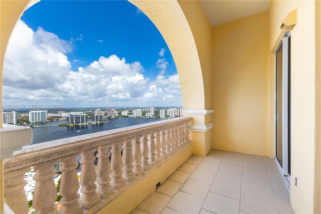 В аренду: $34,900 (5 спален, 5 ванн, 4415 Квадратных фут)