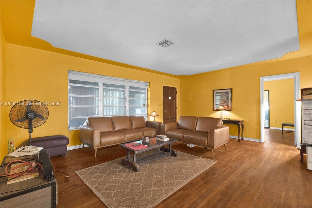 En Venta: $550,000 (3 camas, 2 baños, 1532 Pies cuadrados)