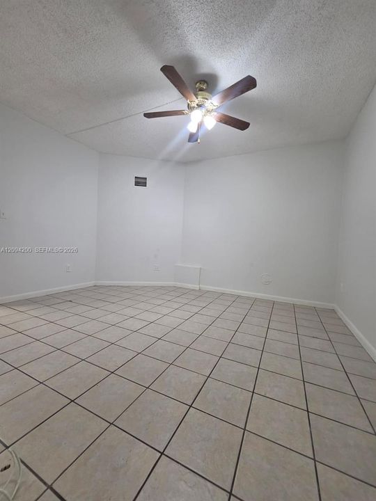 For Rent: $1,300 (1 beds, 1 baths, 250 Square Feet)