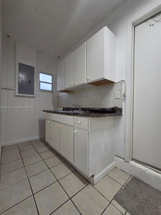 For Rent: $1,300 (1 beds, 1 baths, 250 Square Feet)