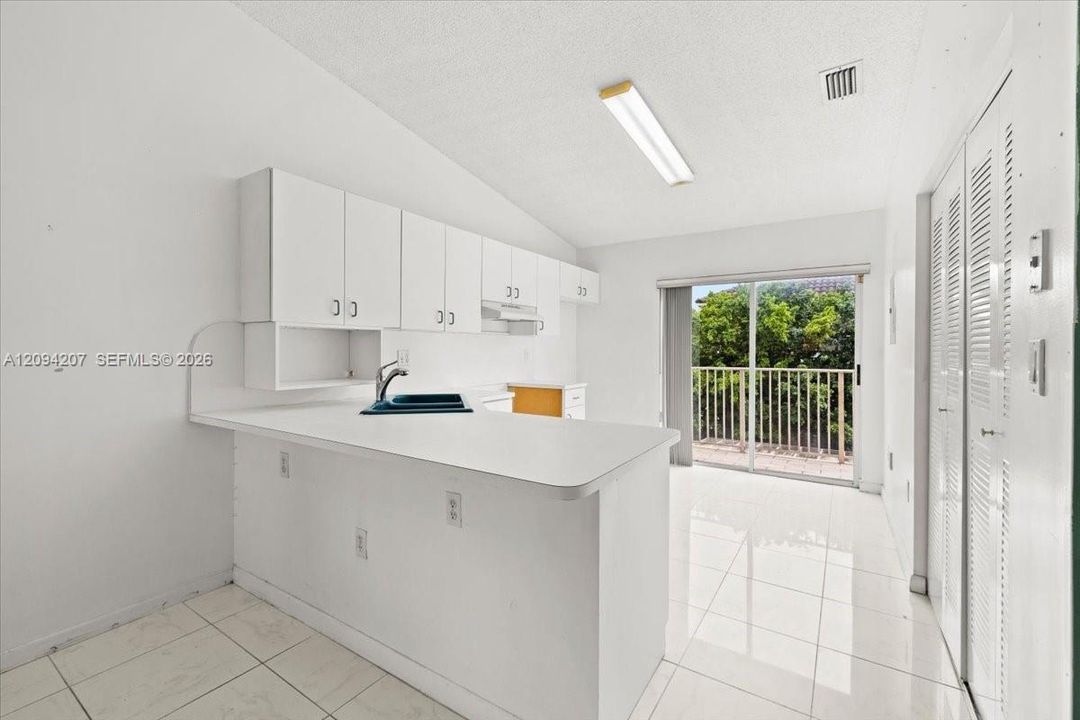 En Venta: $310,000 (2 camas, 2 baños, 990 Pies cuadrados)